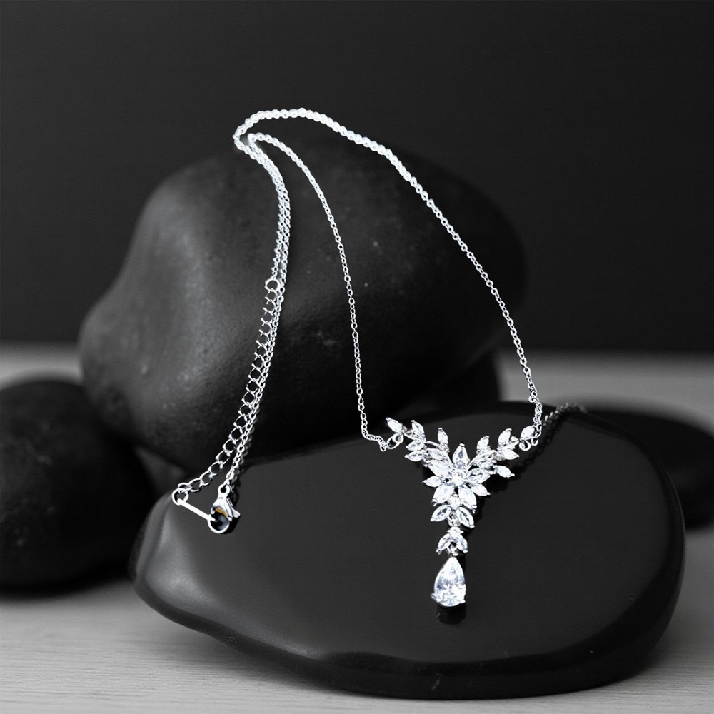 Dazzling Silver Necklace with Crystal Drops